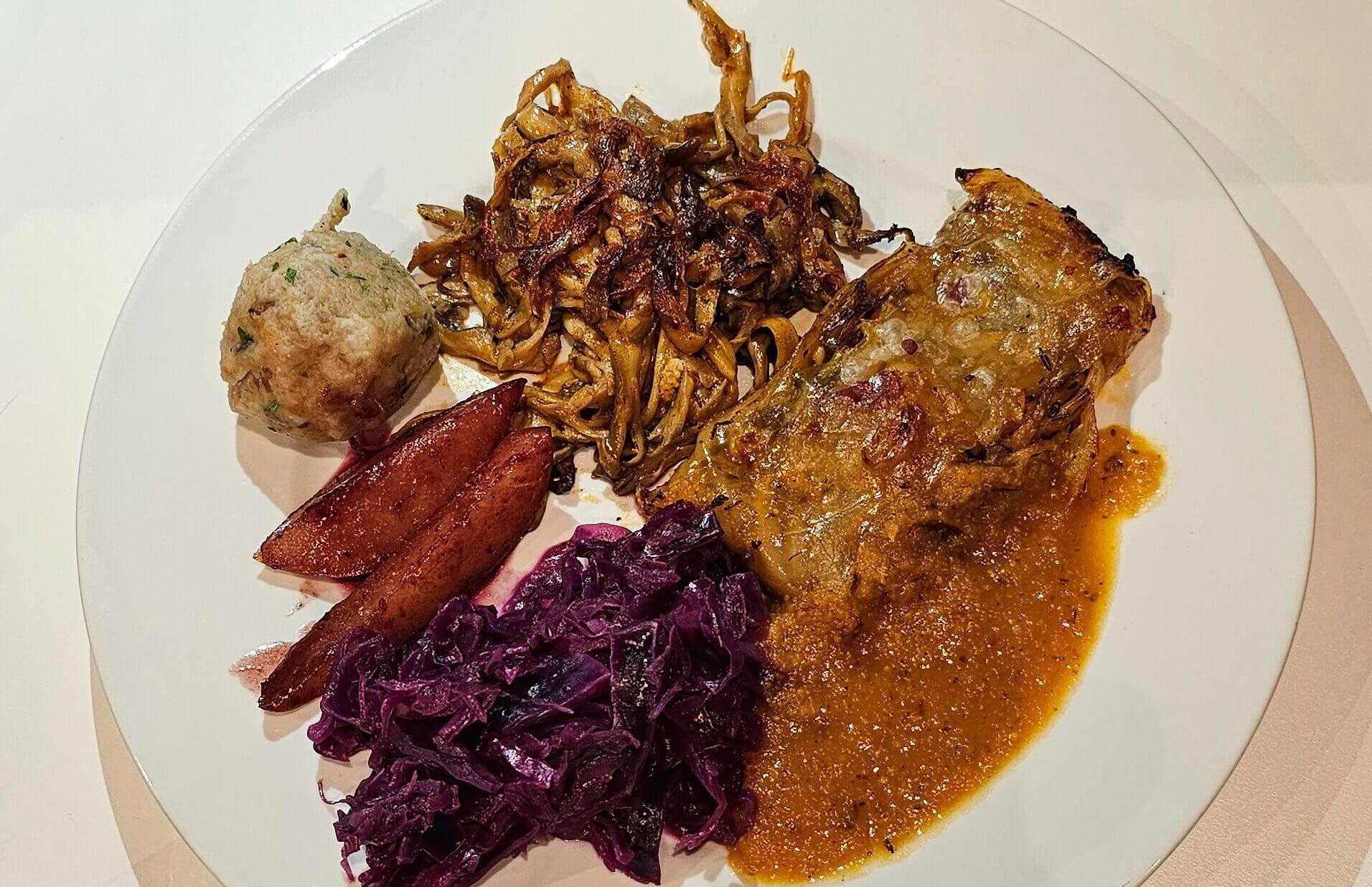 VeGansl mit Bratensoße, Rotkraut und Semmel-Maroni-Knödel - Prima Magazin