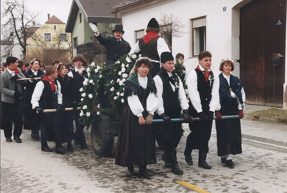 Bewohnerinnen und Bewohner beim Blochziehen in Riedlingsdorf 1994.