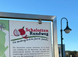 Foto vom Schild. Der Schalottenrundweg zeigt in 21 Stationen die Geschichte der Ortschaft auf. Der Wanderweg ist auch kinderwagentauglich.