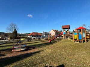 Der Spielplatz in Riedlingsdorf. Mit bunten Gerüsten und Rutsche.