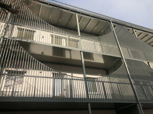 Blick auf die Balkonfront der Wohnungen der Wohnanlage Vivio. Die Verkleidung wirkt wie ein Vorhang.