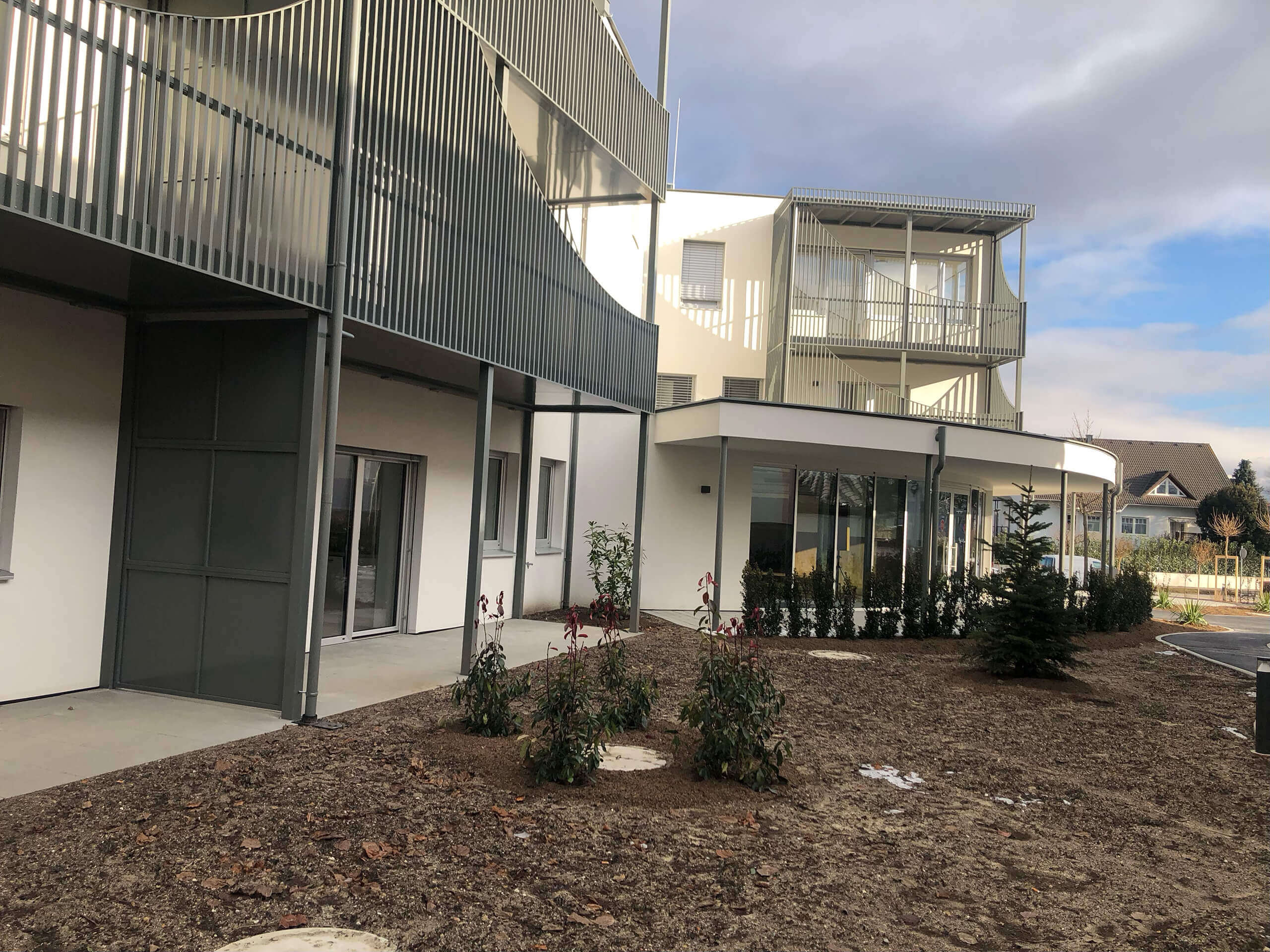 Wo einst Parkplätze waren, wurde nun ein Innenhof angelegt. Das Gras muss erst anwachsen. Noch sieht man Erde, aber in wenigen Wochen wird hier alles grün sein.