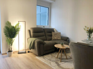 Die 30 Quadratmeterwohnung in der Wohnanlage Vivio hat auch einen gemütlichen Couchbereich.
