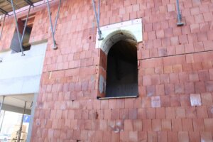 Außenfenster-Vorrichtung von der Baustelle des neuen Gebäudes von Wilfried Schermann.