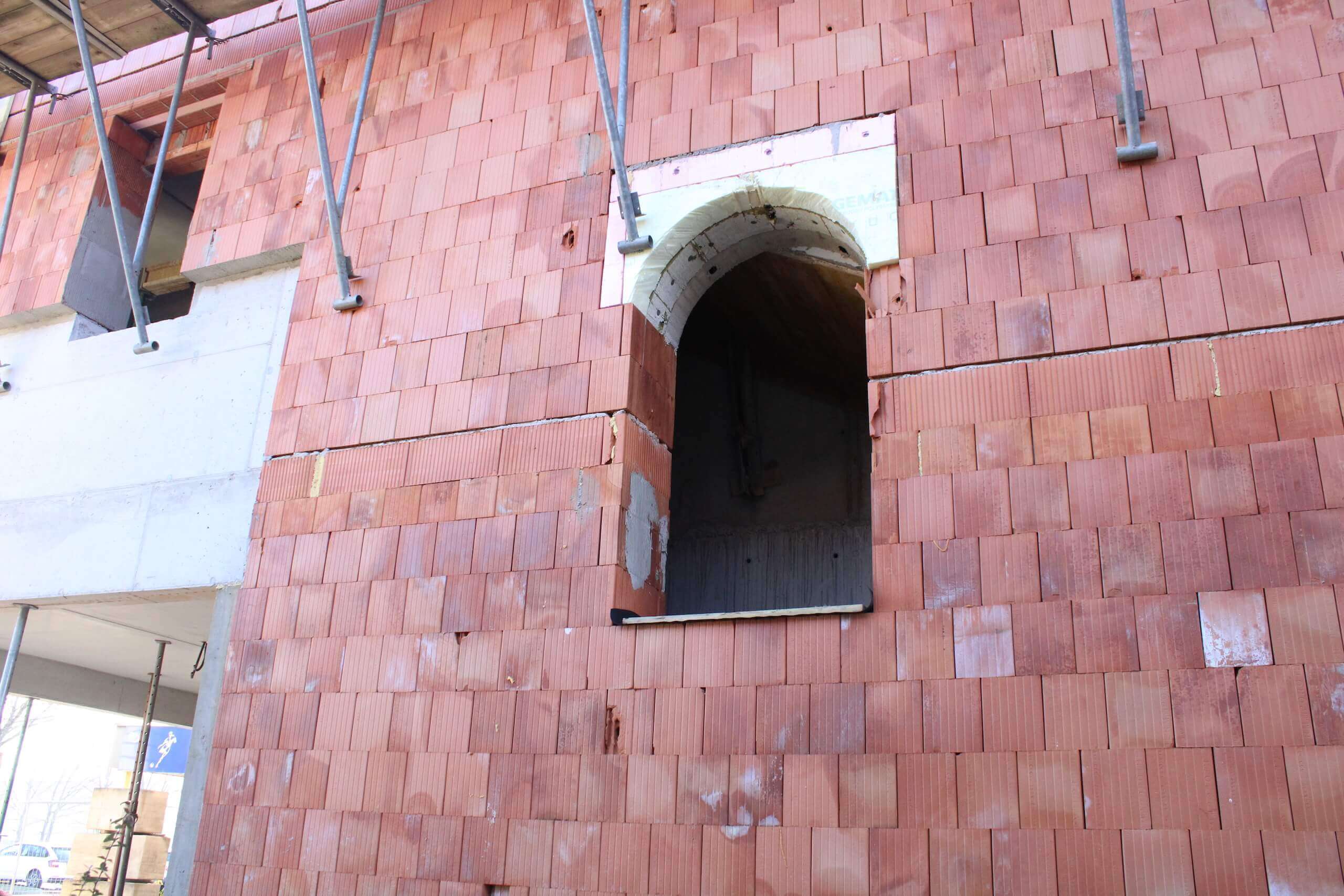 Außenfenster-Vorrichtung von der Baustelle des neuen Gebäudes von Wilfried Schermann.