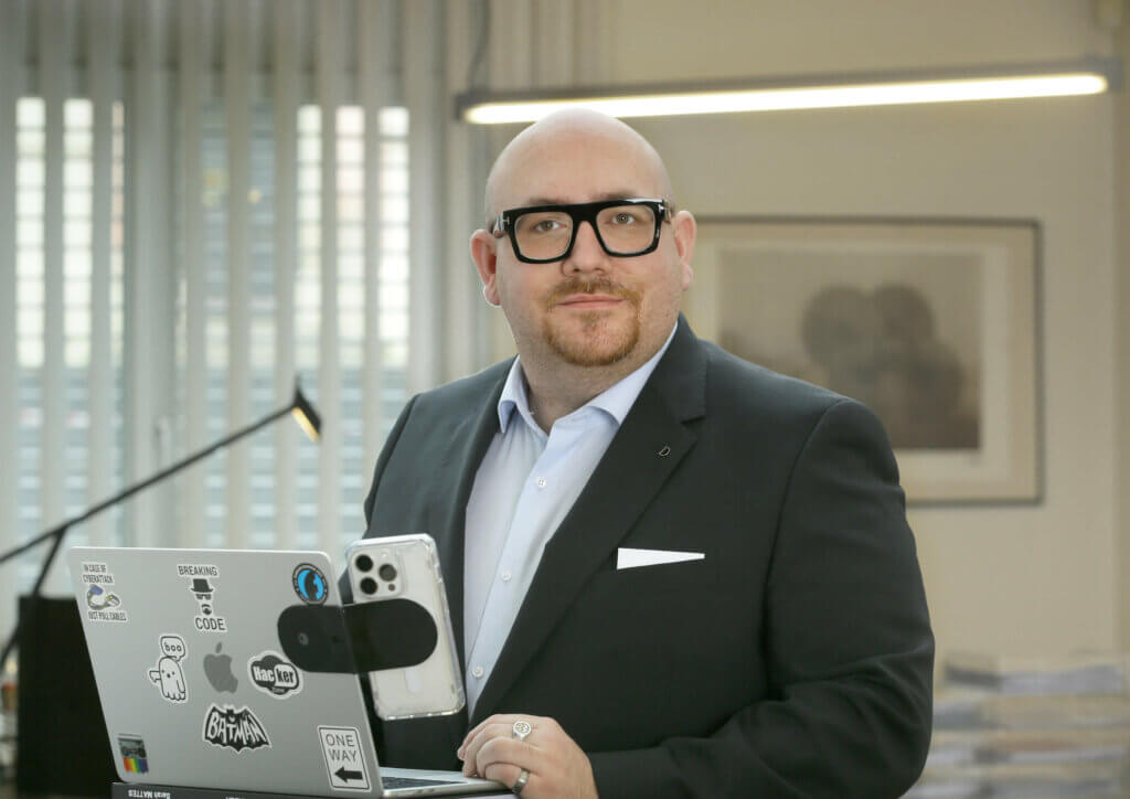 Florian Piff (trägt eine Brille) ist Landessprecher der Expertsgroup für IT-Security der
Wirtschaftskammer Burgenland und Geschäftsführer der suxxess solution
DESIGN WEB IT GmbH.