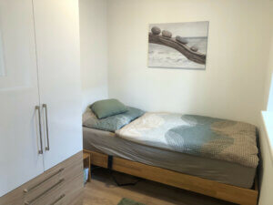 Blick auf das Bett und den Schlafbereich in der 30 Quadratmeter Wohnung der Wohnanlage Vivio in Oberwart