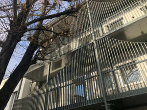 Die Verkleidung der Balkone ist sehr modern. Die Gitter sind ein Schutz, nehmen, aber kein Licht weg.