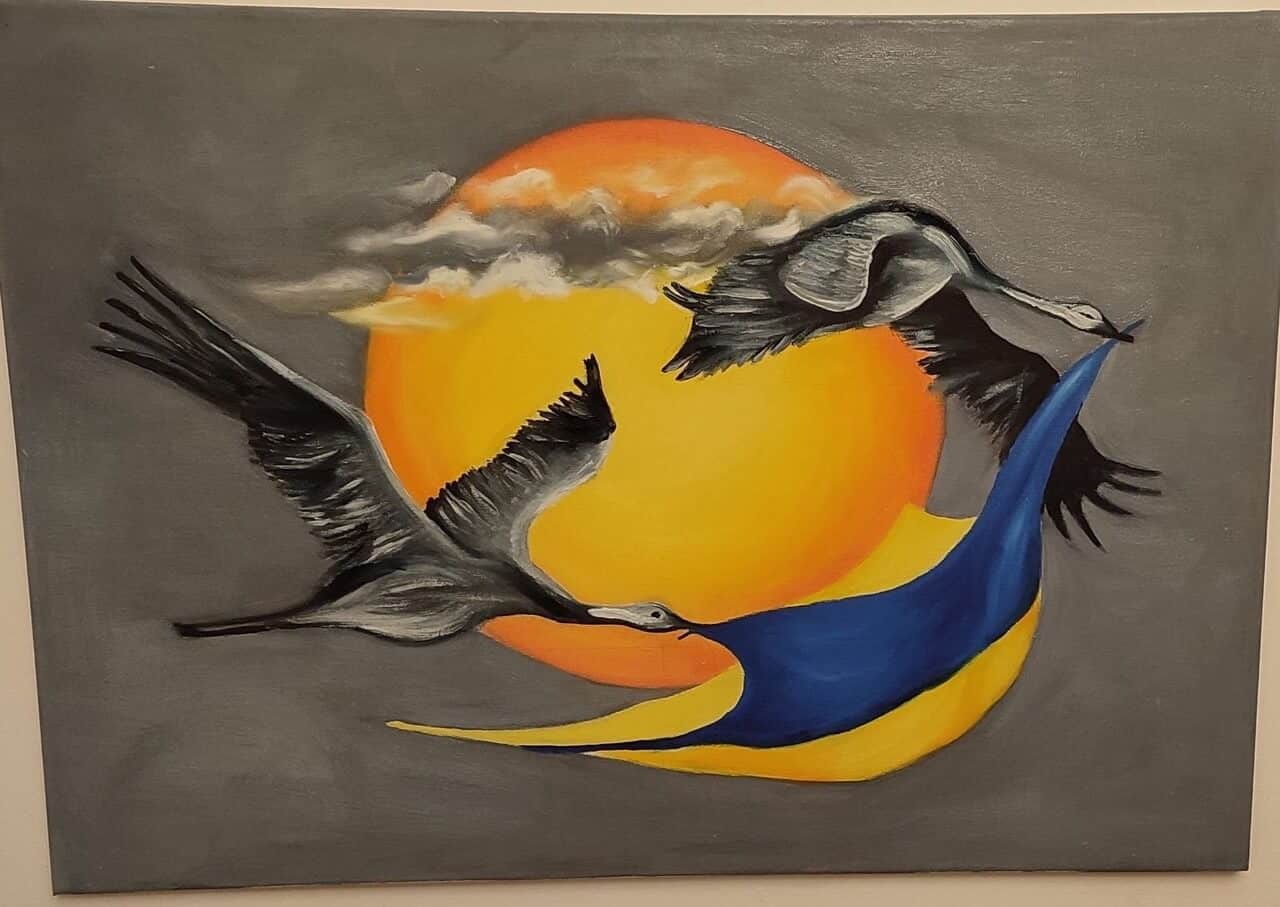 Das Bild Rückkehr zeigt zwei Vögel die gemeinsam die Ukraine Flagge im Schnabel tragen während sie fliegen.