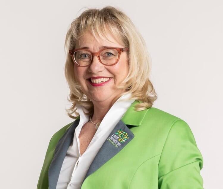 Mag.a Sandra Höbel ist die Geschäftsführerin der Landentwicklung Steiermark. Sie blickt in die Kamera und trägt ein hellgrünes Jacket mit einem grauen Revers. Sie lächelt.