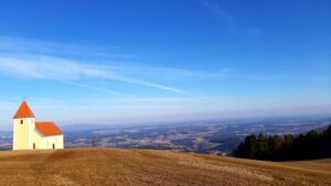 Aussichtspunkt: Der Masenberg bietet Ausblicke bis nach Slowenien und in die pannonische Tiefebene. Im denkmalgeschützen
Wirtshaus „Mesnerhäusl“ ist die regional-kulinarische Hochburg im Kleinformat zu erleben.