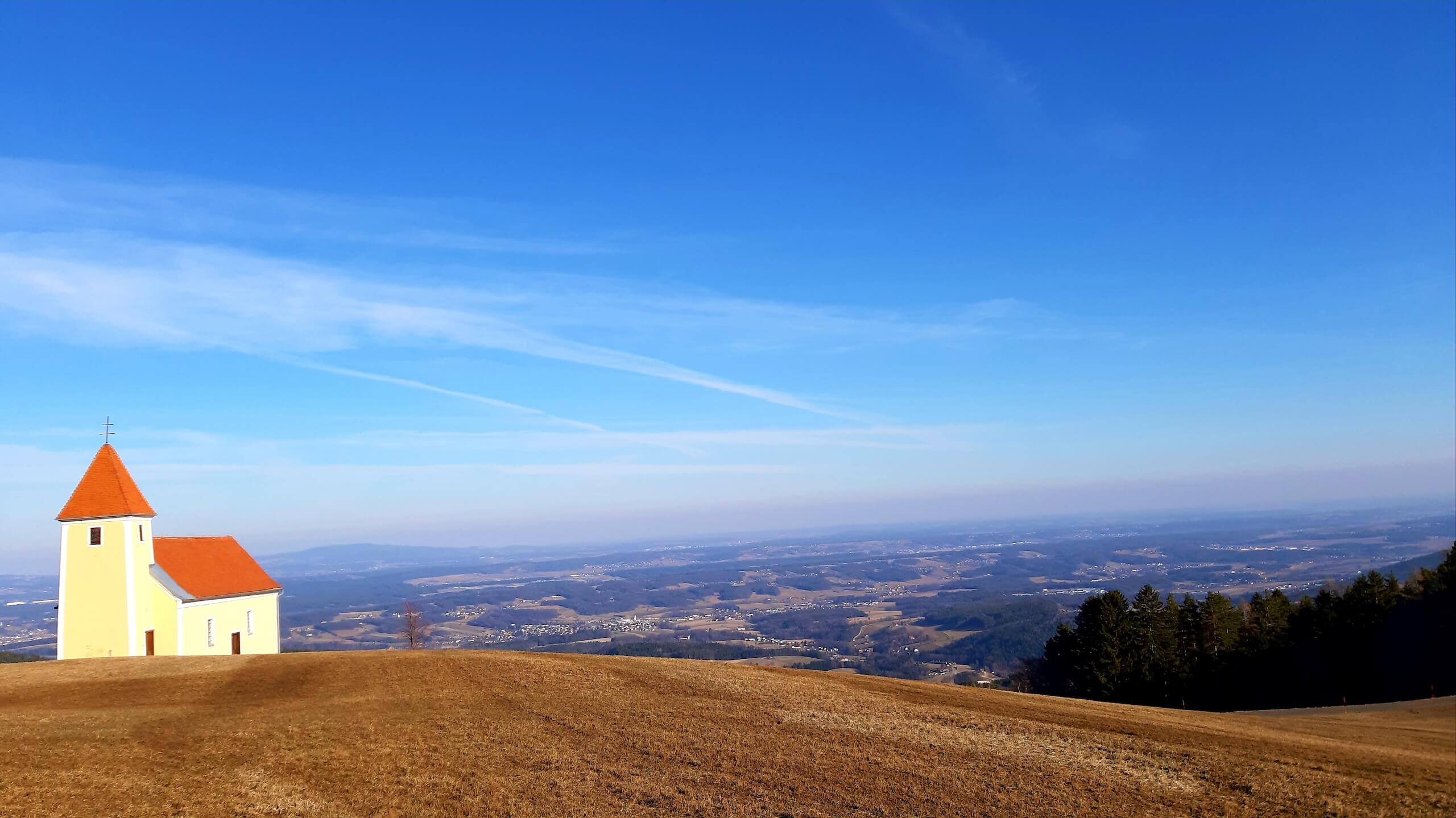 Aussichtspunkt: Der Masenberg bietet Ausblicke bis nach Slowenien und in die pannonische Tiefebene. Im denkmalgeschützen
Wirtshaus „Mesnerhäusl“ ist die regional-kulinarische Hochburg im Kleinformat zu erleben.