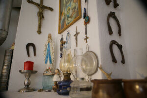 Im Haus von Trude Meichenitsch sind auch viele Symbole an den Wänden. Man sieht Kreuze, Hufeisen, es ist auch die Mutter Gttes zu sehen und eine rote, heruntergebrannte Kerze