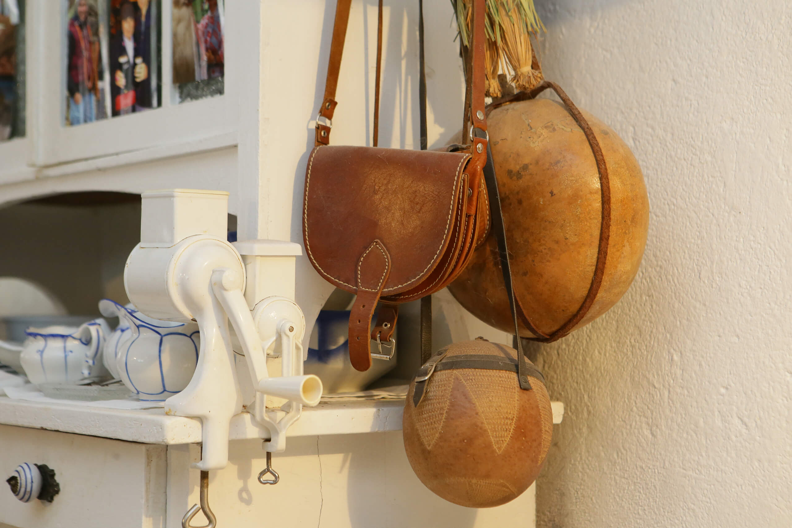Im Haus von Trude Meichenitsch sieht man auch Taschenbehälter, die an der Wand hängen. Und man sihet eine kleine weiße Mühle, die an der weißen Kommode angeschraubt ist. Damit hat man früher Nüsse gerieben