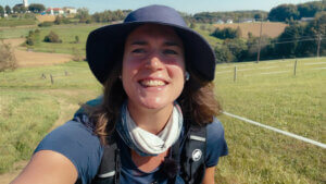 Selfie Kristina mit ienem Lächeln beim Wandern mit Sonnenschutz
