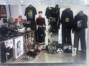 Das Geschäft Hype Hype von Trude Meichenitsch in Oberwart. es zeigt Punk-Mode. Links ist der Verkaufsladen. Rechts sind Shirts und Hosen zu sehen