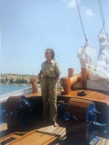 Trude Meichenitsch als junge Frau auf dem Boot