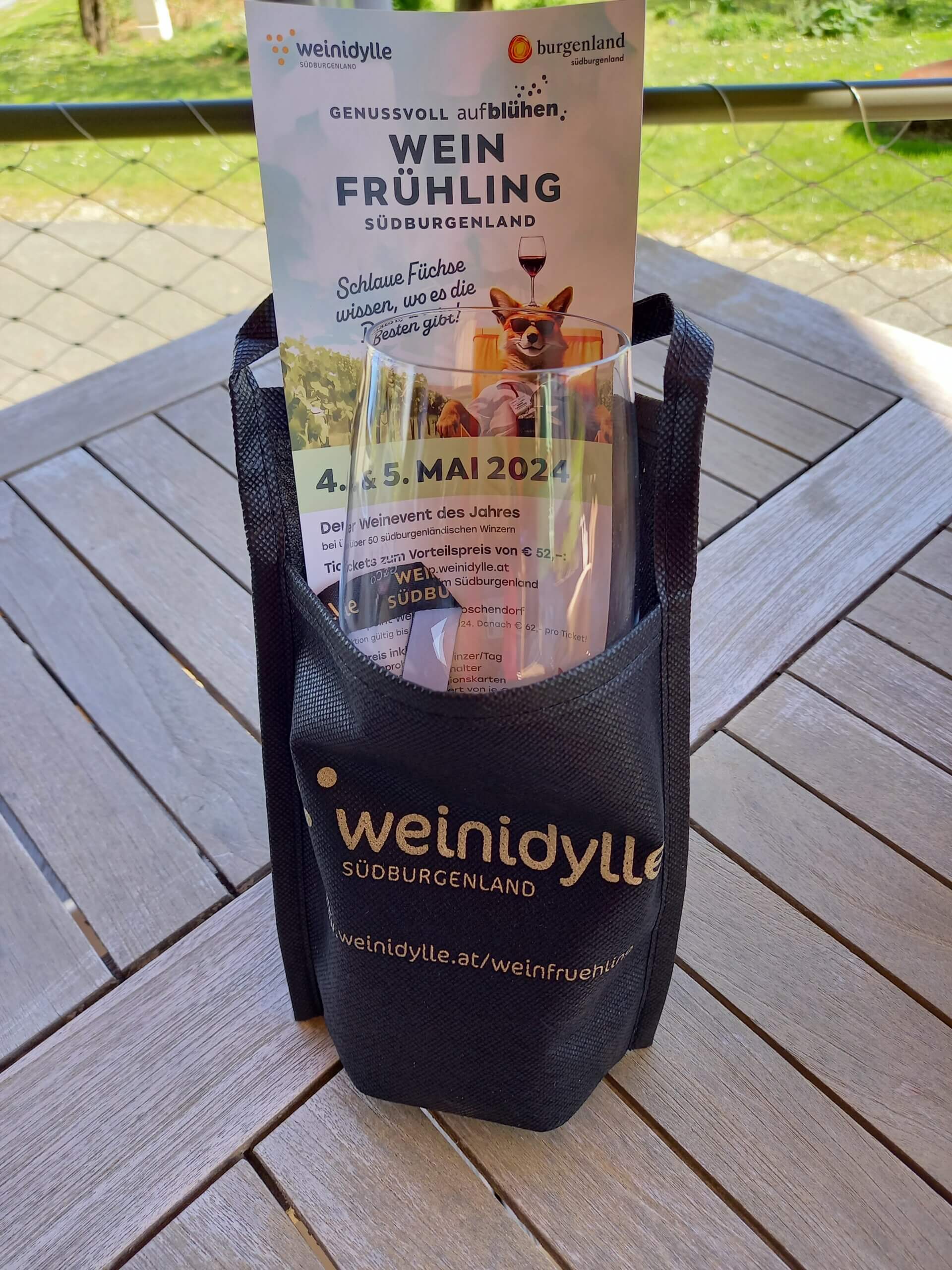 Auf dem Bild erkennt man einen Werbeflyer der Weinidylle Südburgenland.