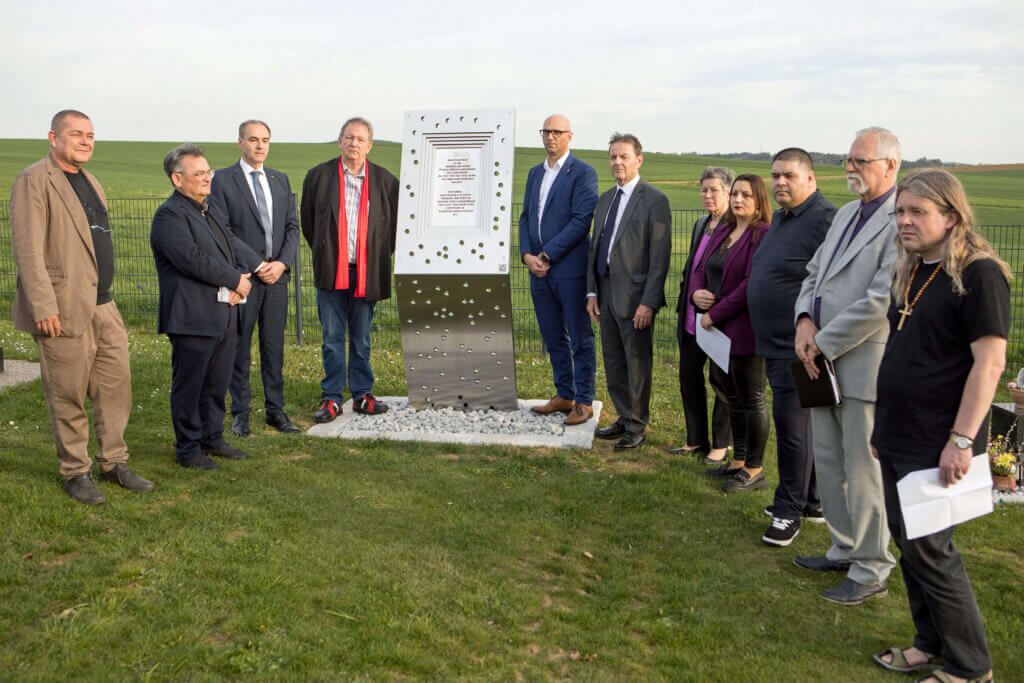 Nach der Gedenkstätte zur Erinnerung an die in der Zeit des Nationalsozialismus ermordeten Roma wurde auch am Friedhof in Loipersdorf eine Gedenktafel im Beisein von Landesrat Dr. Leonhard Schneemann (3.v.l.) aufgestellt.