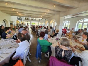 Volles Haus beim ZONTA Brunch am Hannersberg: Die Teilnehmenden wurden von hinten im hell eingerichteten Raum des Restaurants fotografiert. Alle Tische sind voll besetzt.