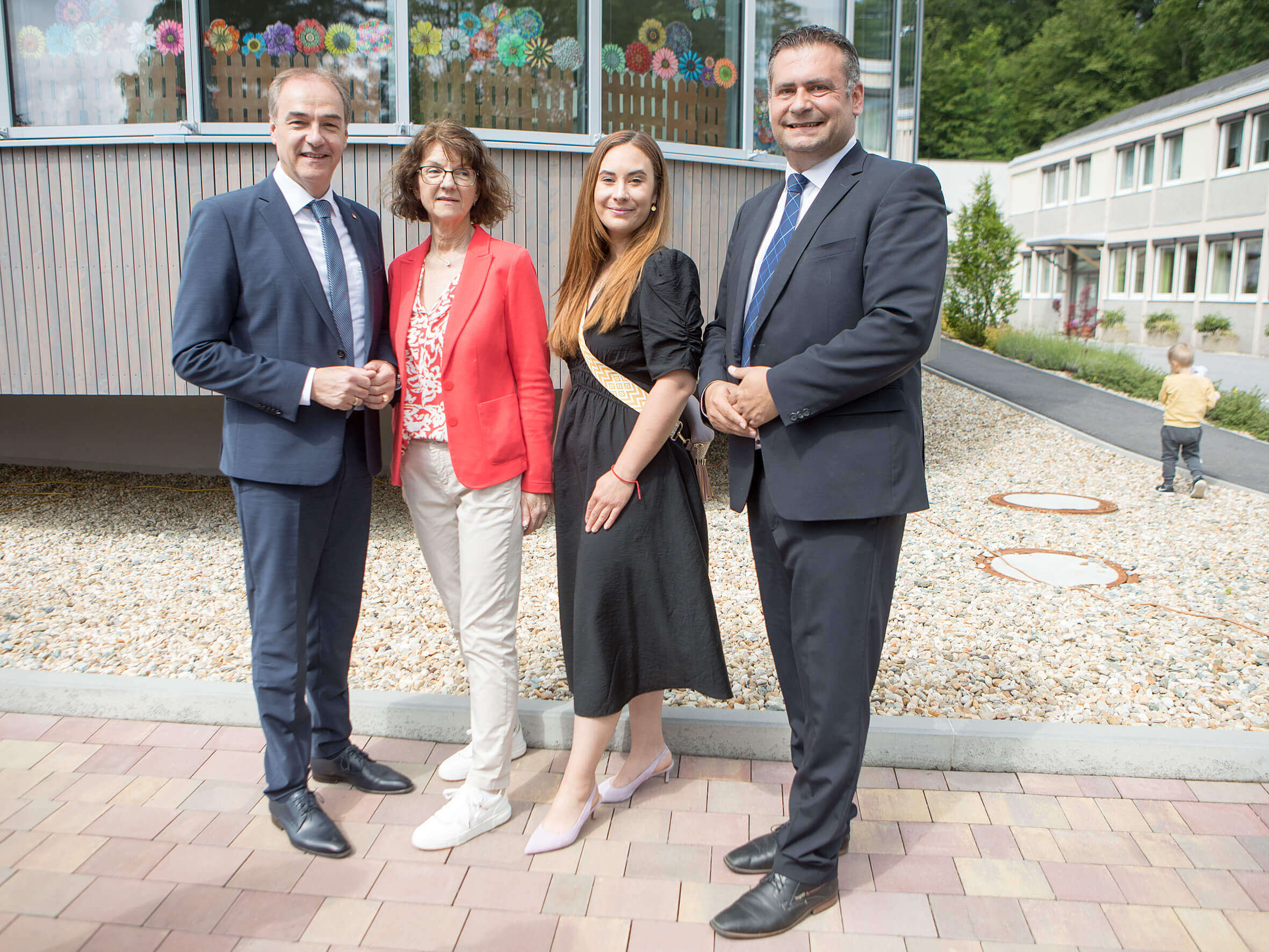 Landesrat Dr. Leonhard Schneemann bei der Eröffnung mit Direktorin Marlies Gesslbauer (Volksschule), Vizebürgermeisterin Christine Kotschar und Bürgermeister Stefan Laimer (v.l.) vor dem neuen Schulkomplex in Bad Tatzmannsdorf