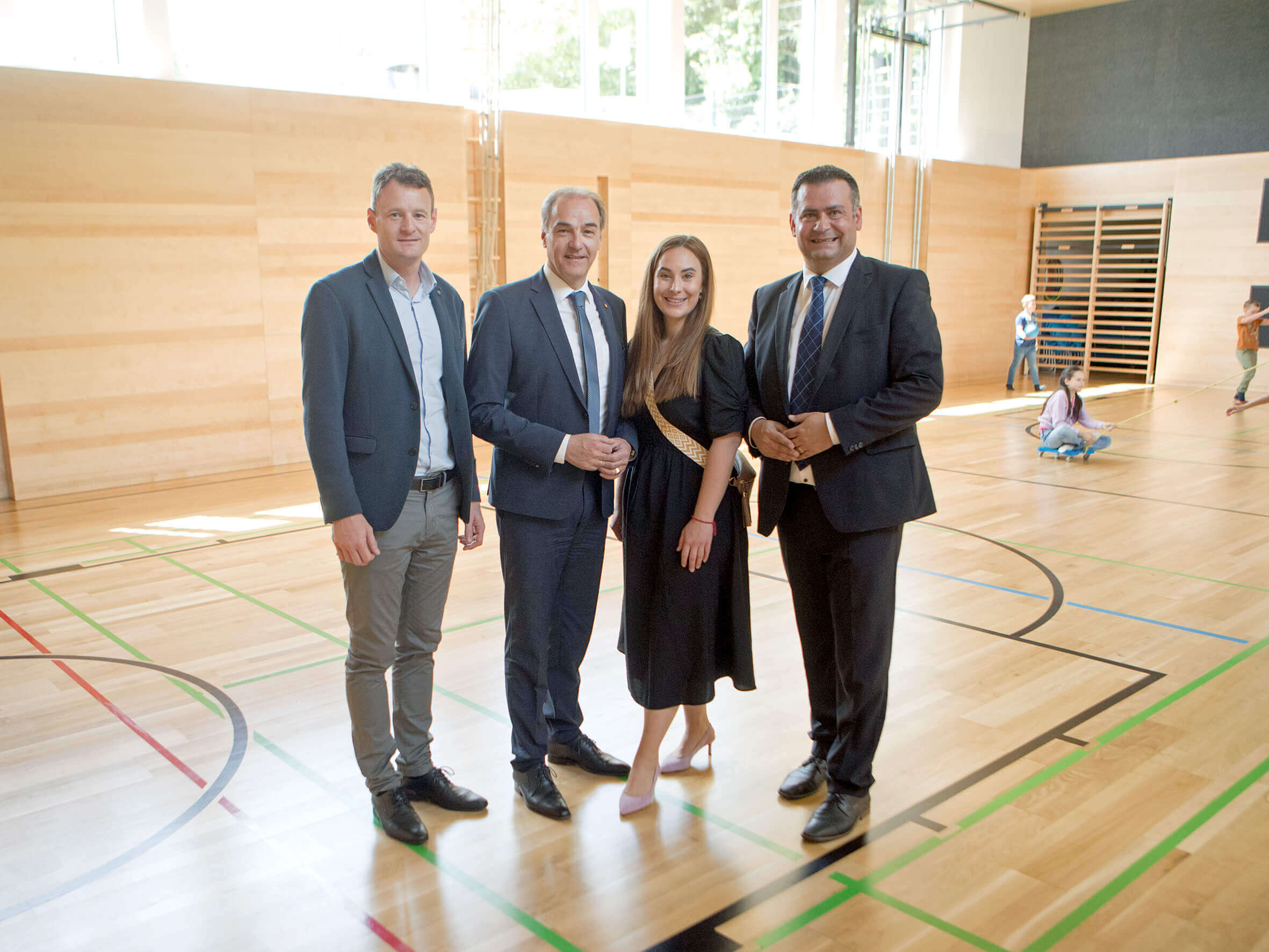 Landesrat Dr. Leonhard Schneemann besichtigte gemeinsam mit PEB-Projektleiter Ing. Jürgen Ziermann (Projektentwicklung Burgenland) sowie Vizebürgermeisterin Christine Kotschar und Bürgermeister Stefan Laimer (v.l.) den neuen Turnsaal.