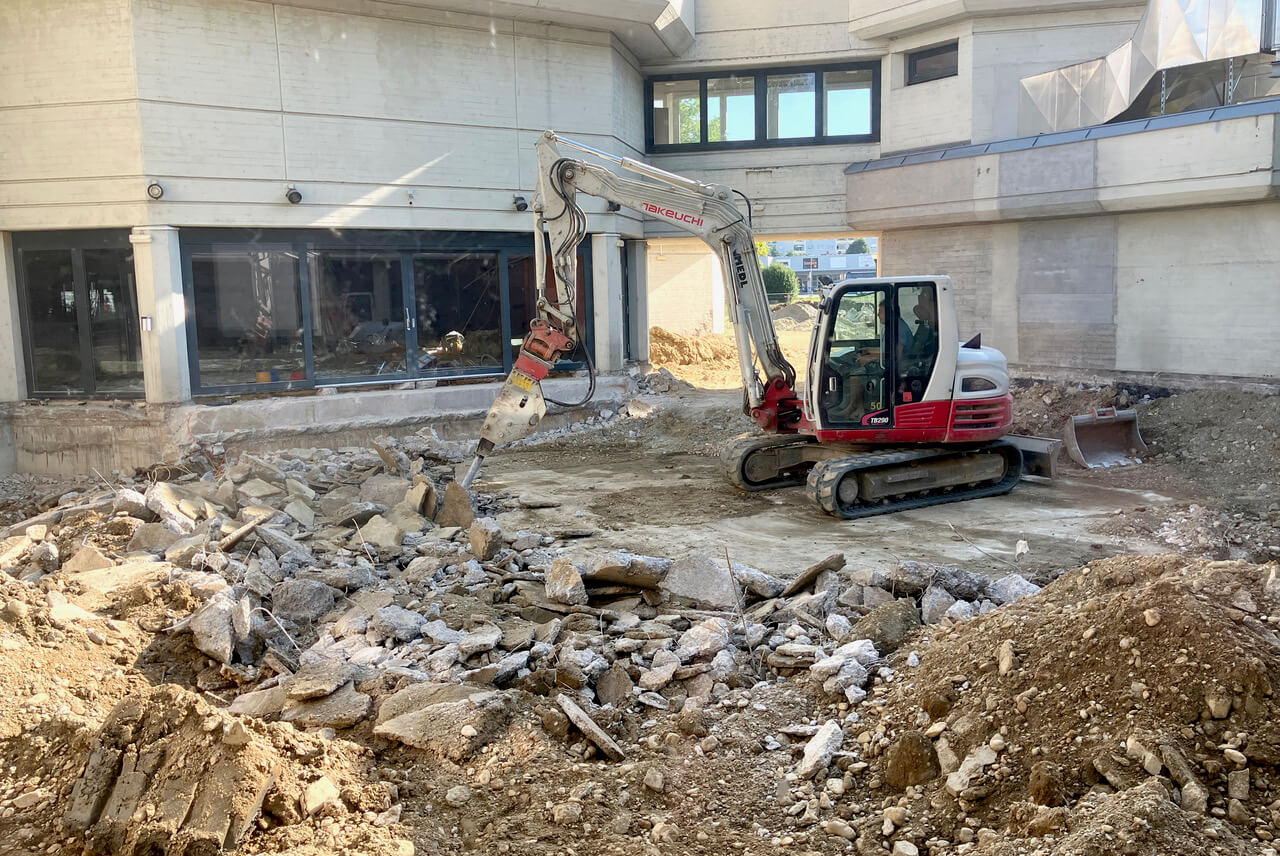 Die ersten Arbeiten zur Entkernung des bestehenden Kulturzentrums Güssing haben bereits begonnen.