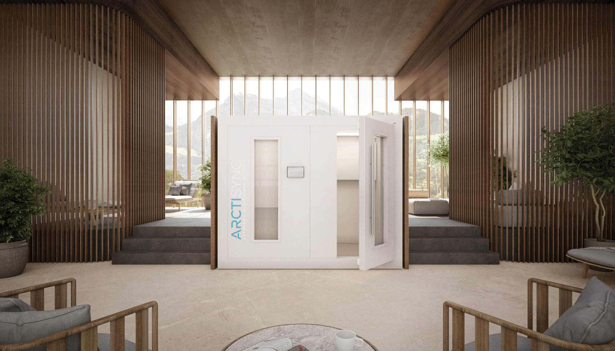 Ein eleganter, heller Raum mit einem erdigen Farbschema. Im Zentrum steht eine weiße Kryokammer mit dem Schriftzug "ARCTIC SYNC Cryogenic Healthcare Systems" an der Seite. Die Kammer ist geöffnet, und im Hintergrund sind große Fenster mit Blick auf eine hügelige Landschaft zu sehen. Die Wände des Raums sind mit vertikalen Holzlamellen verkleidet, die eine warme Atmosphäre schaffen. Links und rechts stehen große grüne Pflanzen in Töpfen. Im Vordergrund befinden sich Sitzgelegenheiten mit Holzelementen und grauen Polstern. Ein runder Couchtisch mit einer weißen Tasse und einer Zeitschrift steht in der Mitte des Sitzbereichs.