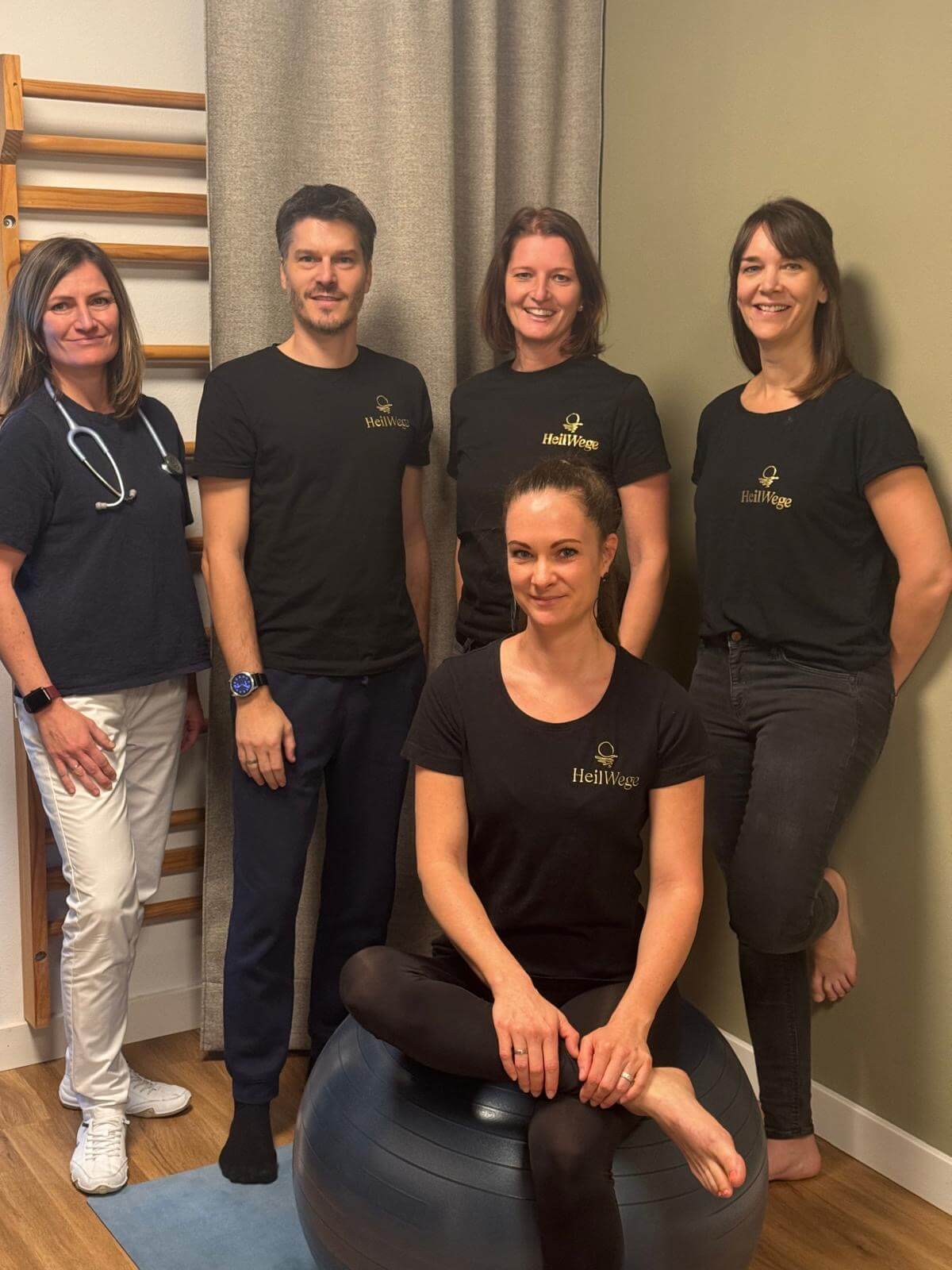Team von Heilwege in einem Behandlungsraum mit Fitnessball, Physiotherapie und ganzheitliche Gesundheit.
