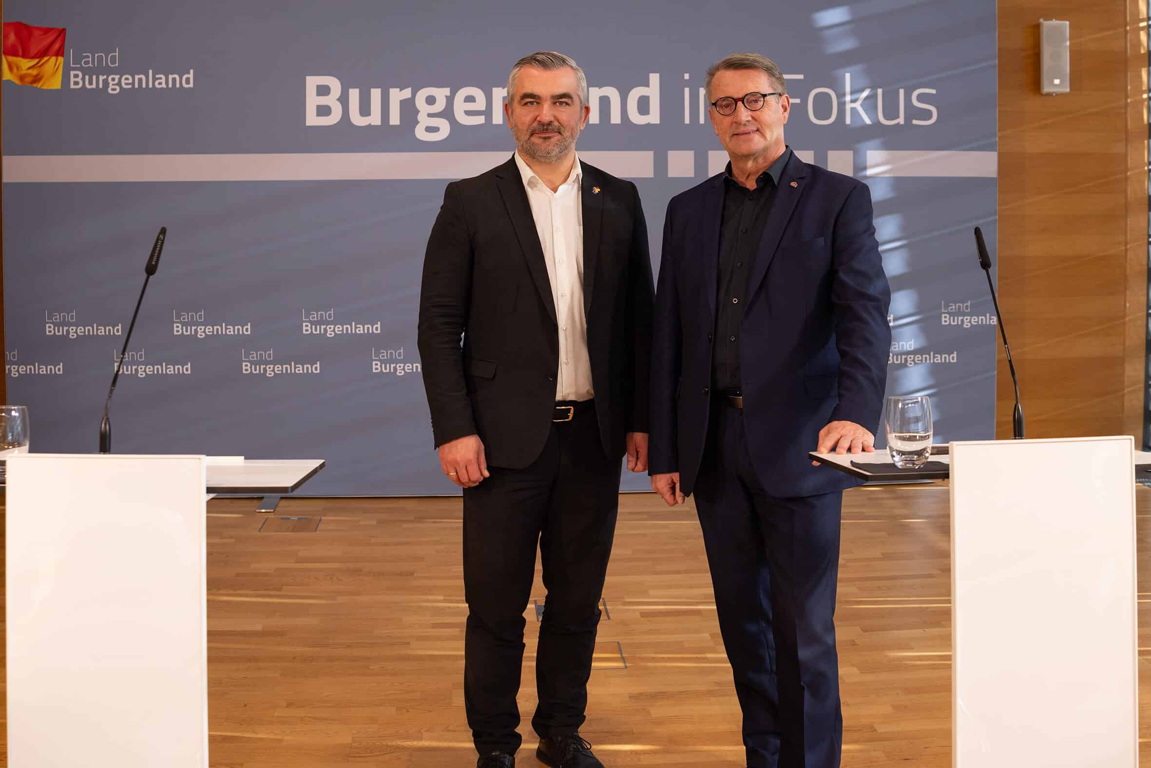 Zwei Männer bei einer Pressekonferenz in Burgenland mit dem Titel Burgenland im Fokus.
