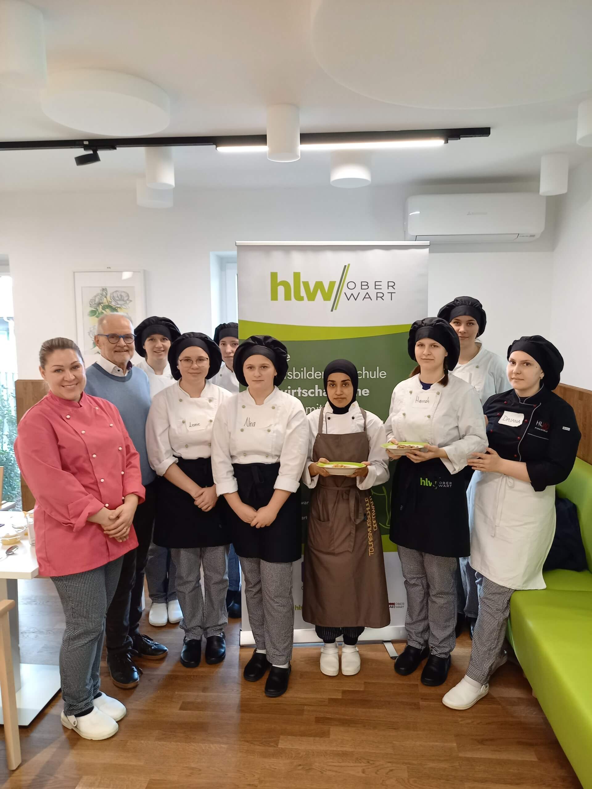 Kochschüler-Gruppe der HLW Oberwart präsentiert kulinarische Kreationen in Lehrküche.