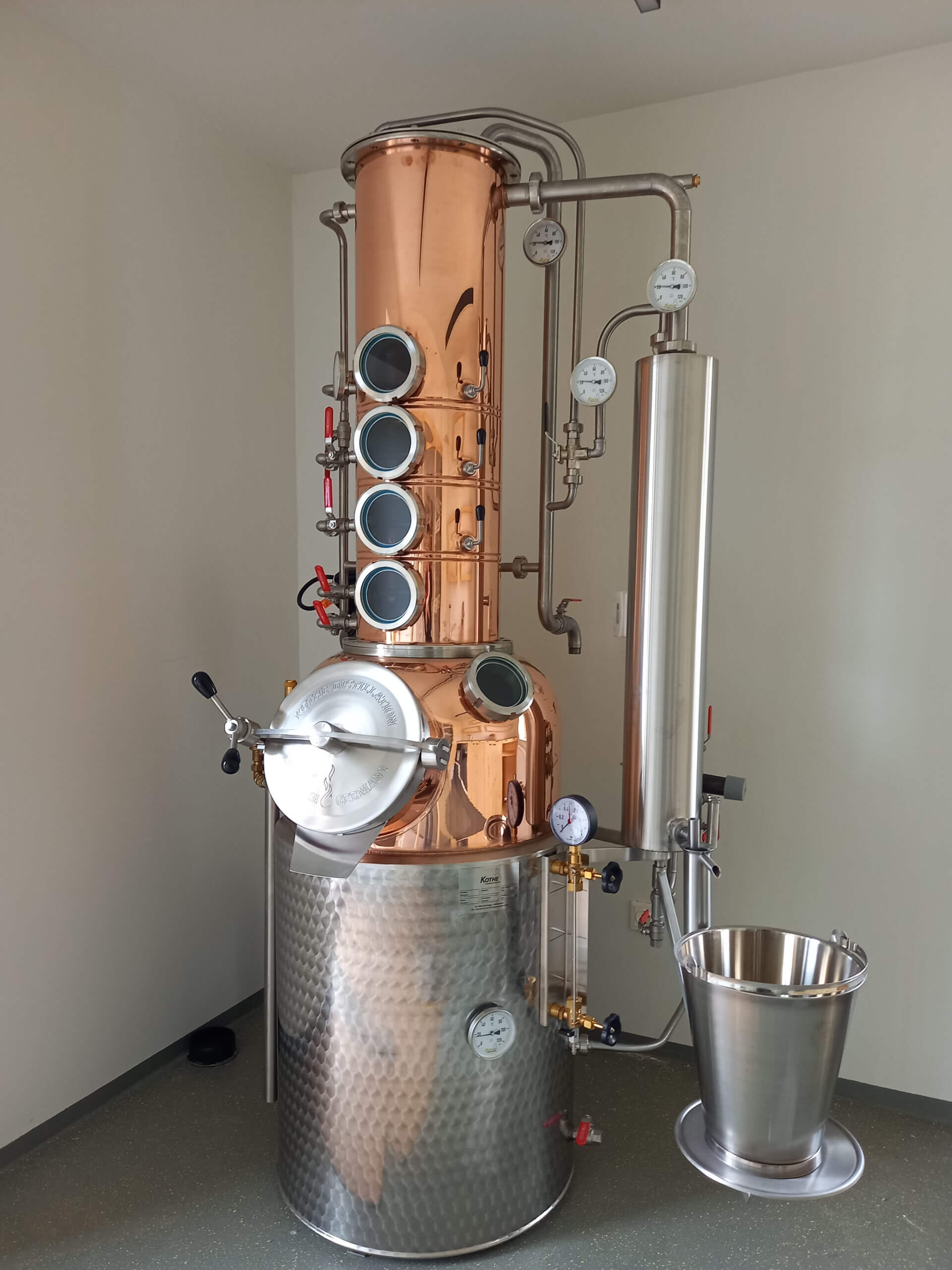 Moderne Destillationsanlage aus Kupfer und Edelstahl zur Herstellung von Spirituosen in einer Brennerei.