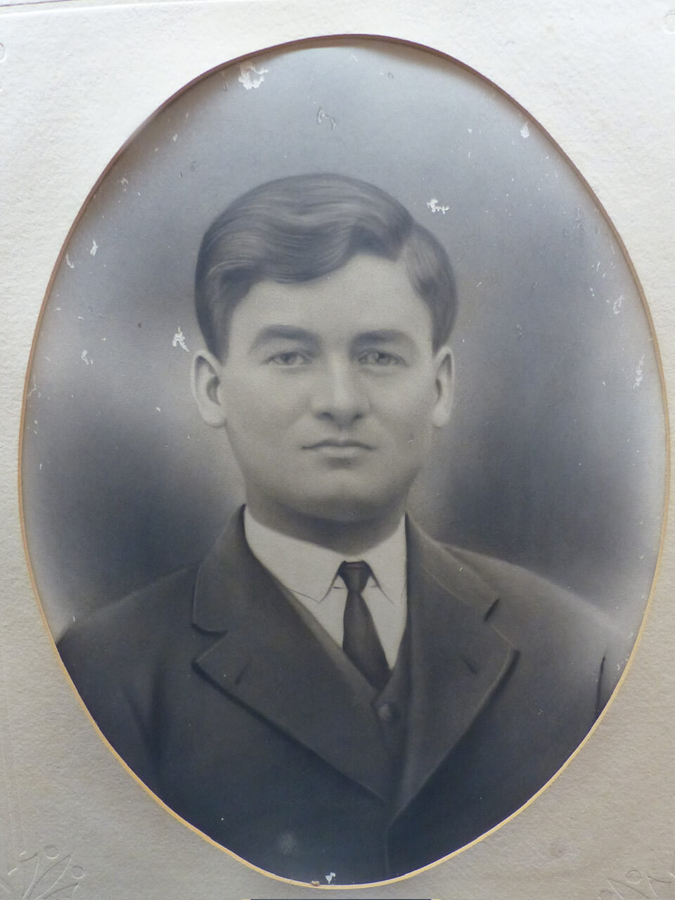 Historisches Porträtfoto eines Mannes im Anzug, schwarz-weiß, stilvolles Auftreten, frühes 20. Jahrhundert.