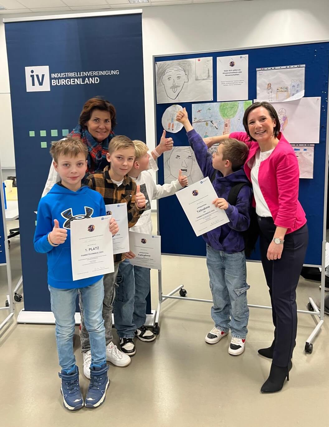 Kinder freuen sich bei einem Zeichnungswettbewerb der Industriellenvereinigung Burgenland, Daumen hoch für 1. Platz.