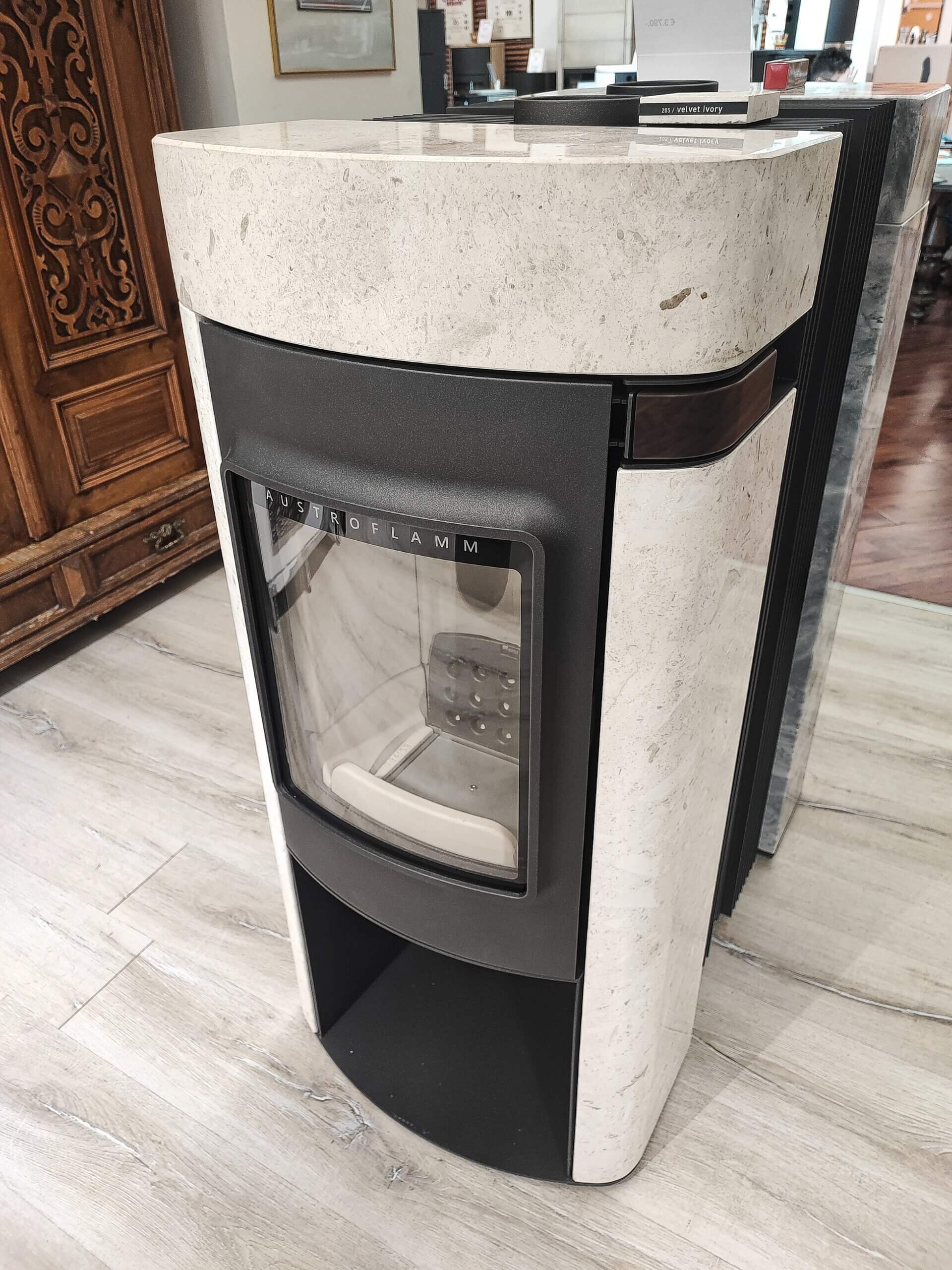 Moderner Kaminofen mit Marmordesign, perfekt für stilvolle Wohnzimmerwärme und Energieeffizienz.