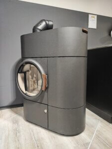 Moderne schwarze Pelletheizung mit sichtbarem Brennraum, ideal für umweltfreundliches Heizen in stilvollen Räumen.