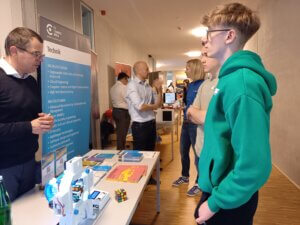 Studenten informieren sich auf der Technik-Messe über Studiengänge an der FH Campus Wien.