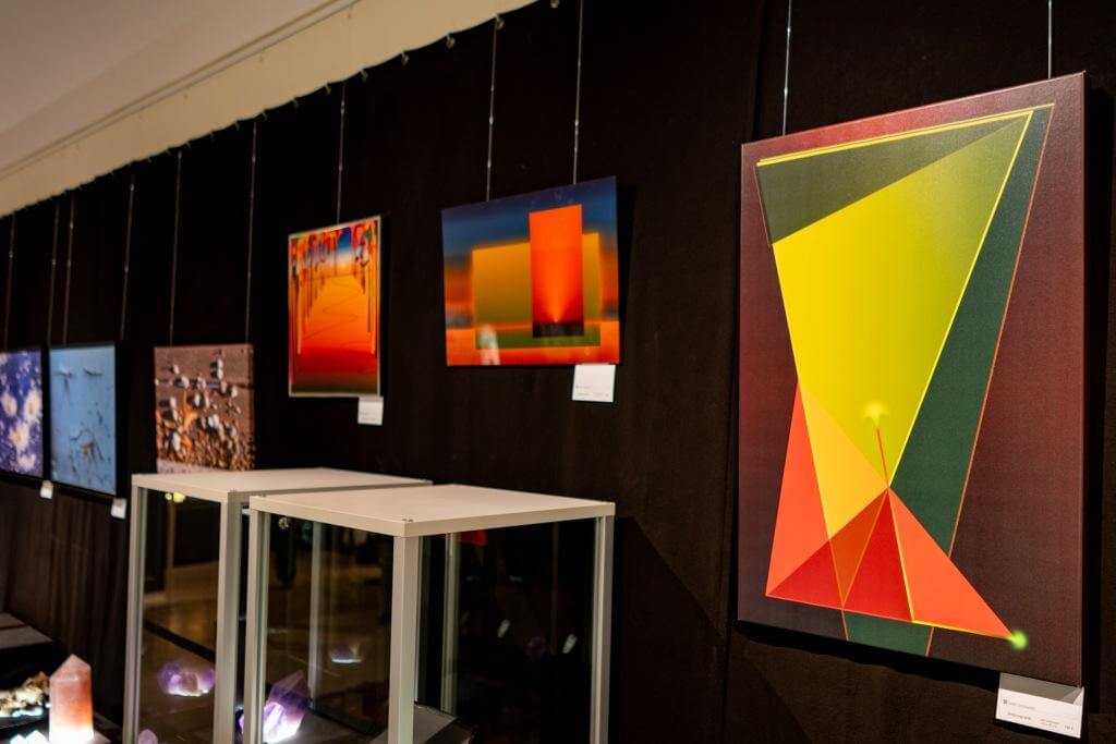 Kunstgalerie mit abstrakter Malerei und modernen Skulpturen in einem stilvollen Ausstellungsraum.