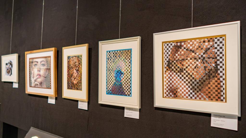 Galerie mit kreativer Pixel-Kunst, die Porträts in kariertem Muster zeigt. Moderne Wand-Dekoration.