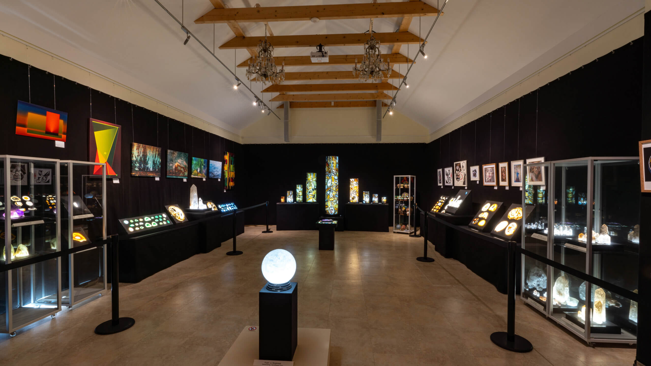 Kunstgalerie mit leuchtenden Exponaten und Gemälden, modernes Design und stimmungsvolle Beleuchtung.