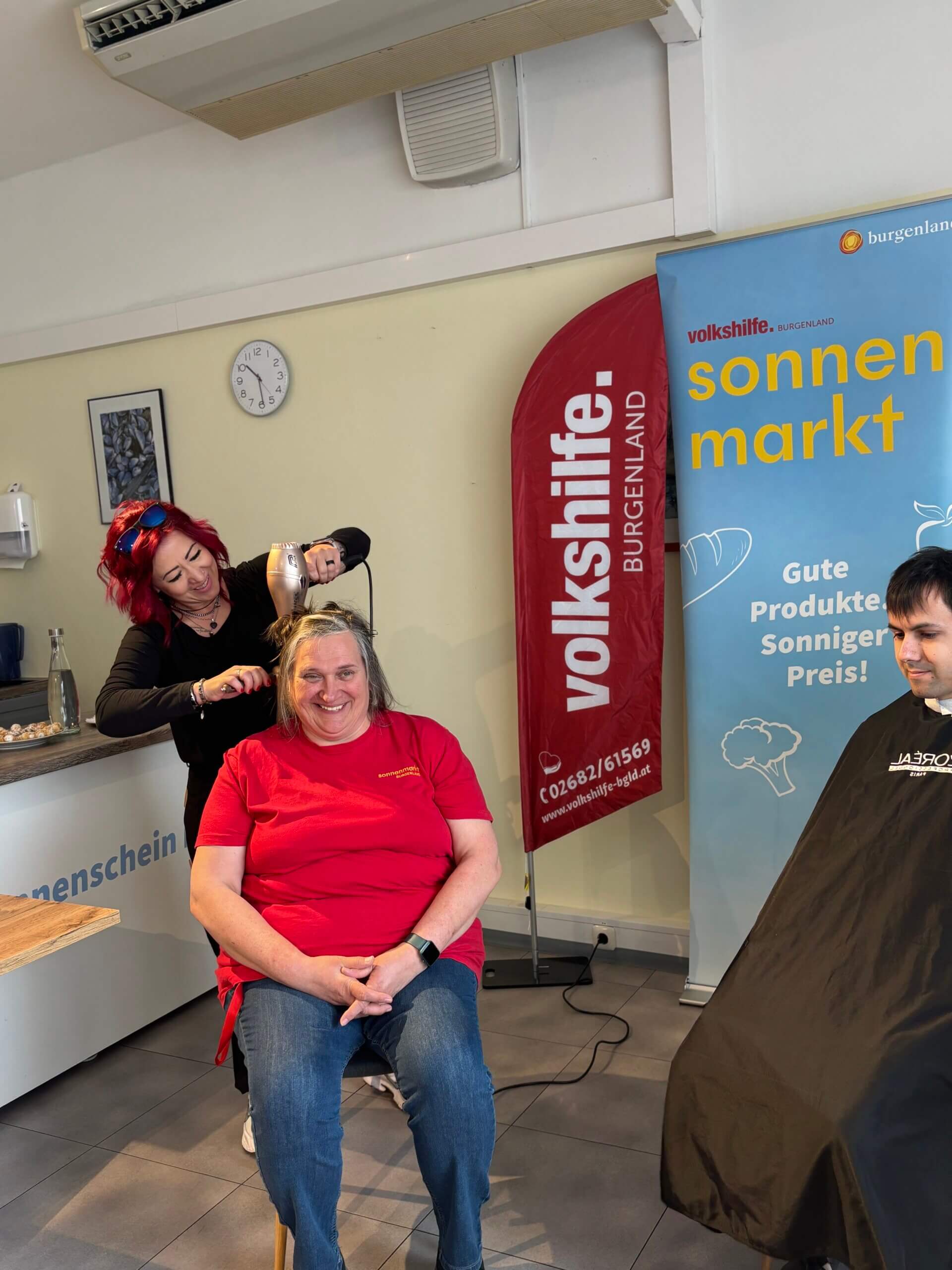 Frisur-Styling bei einer Charity-Veranstaltung von Volkshilfe Burgenland im Sonnenmarkt.