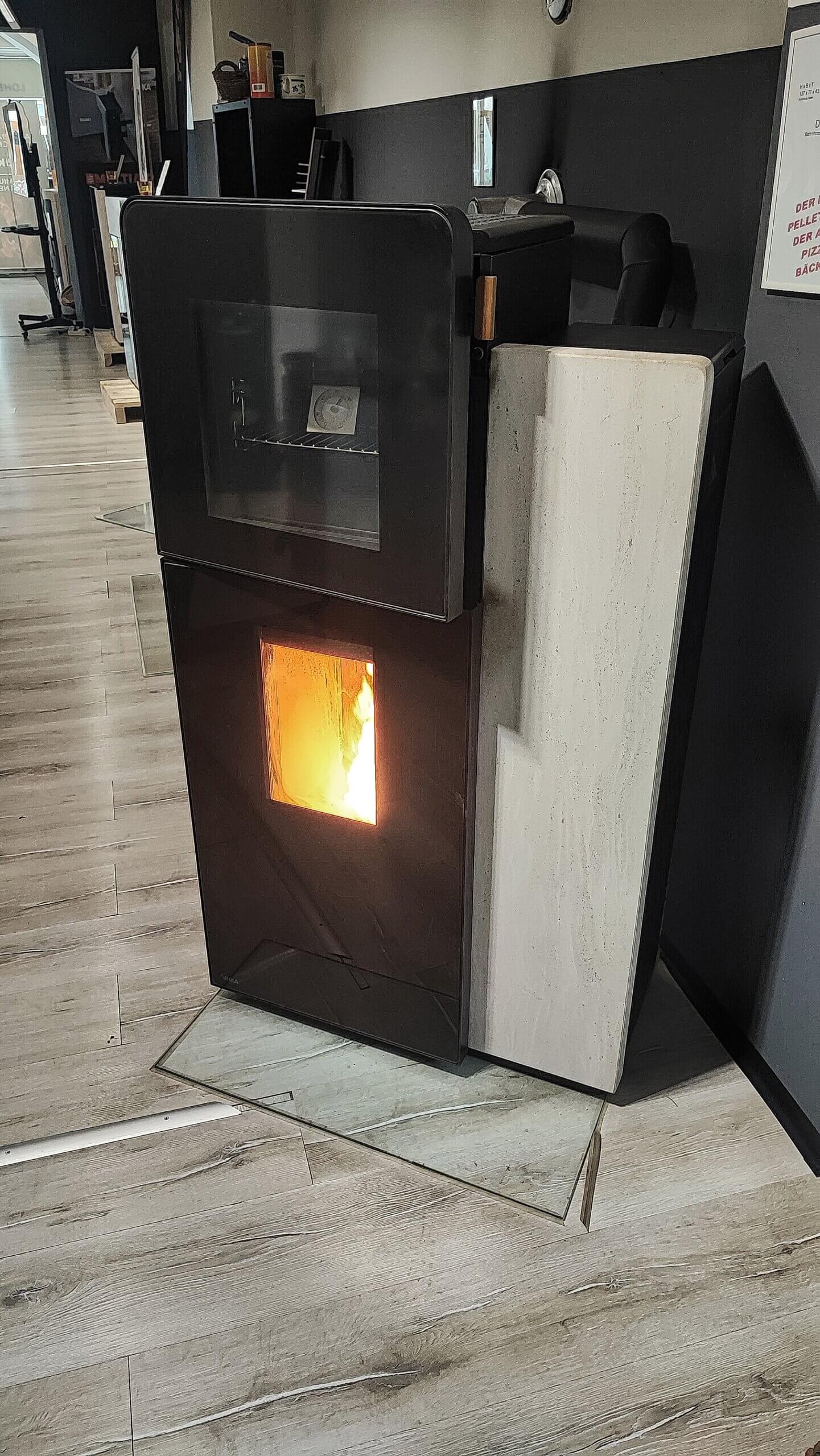 Moderner Kaminofen mit brennendem Feuer in stilvollem Interieur auf Holzboden. Ideal für gemütliche Wohnräume.