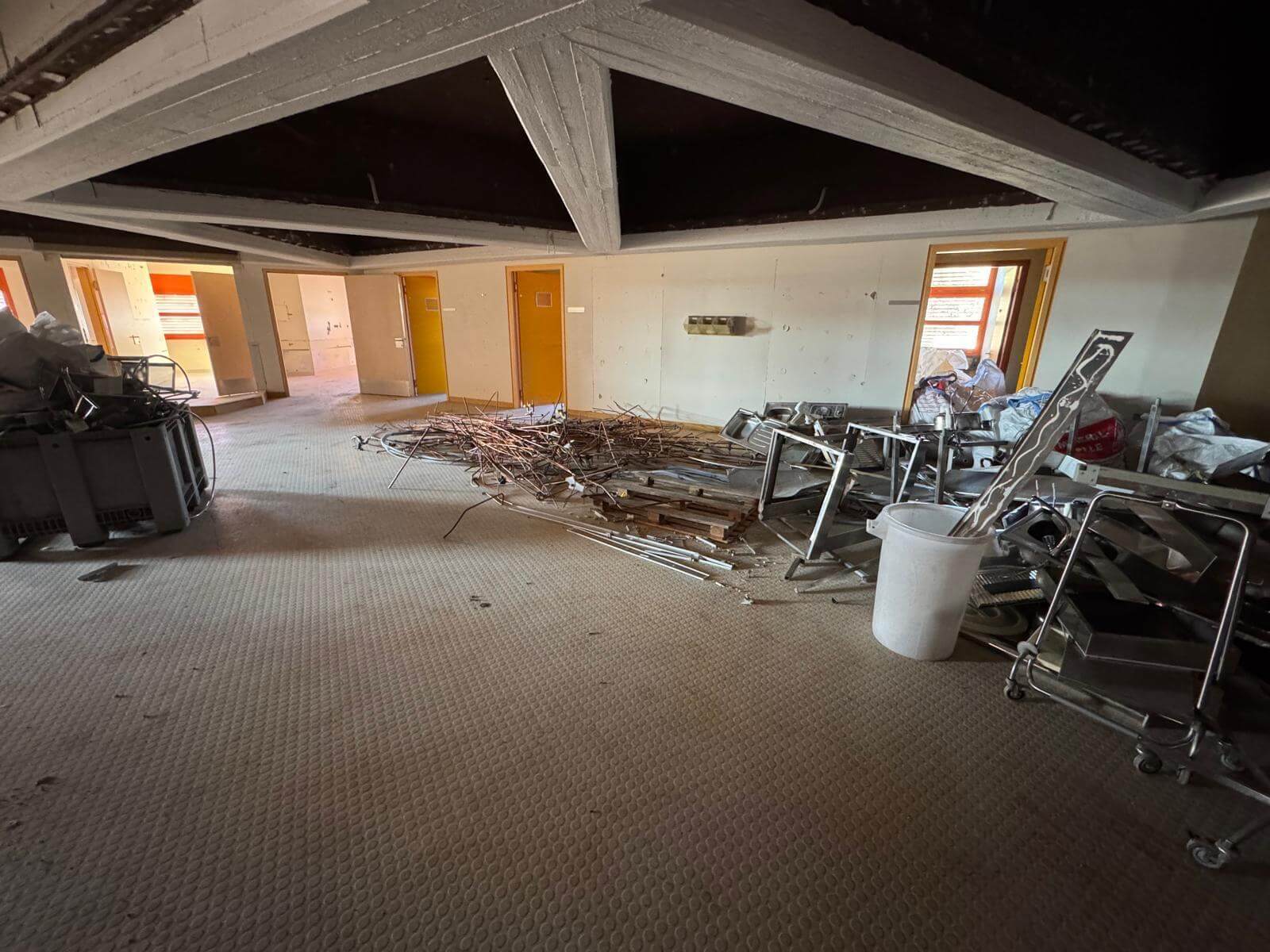 Renovierungsarbeiten: Innenraum mit Baumaterial und Abfall, bereit für Umbau und Neugestaltung des Gebäudes.