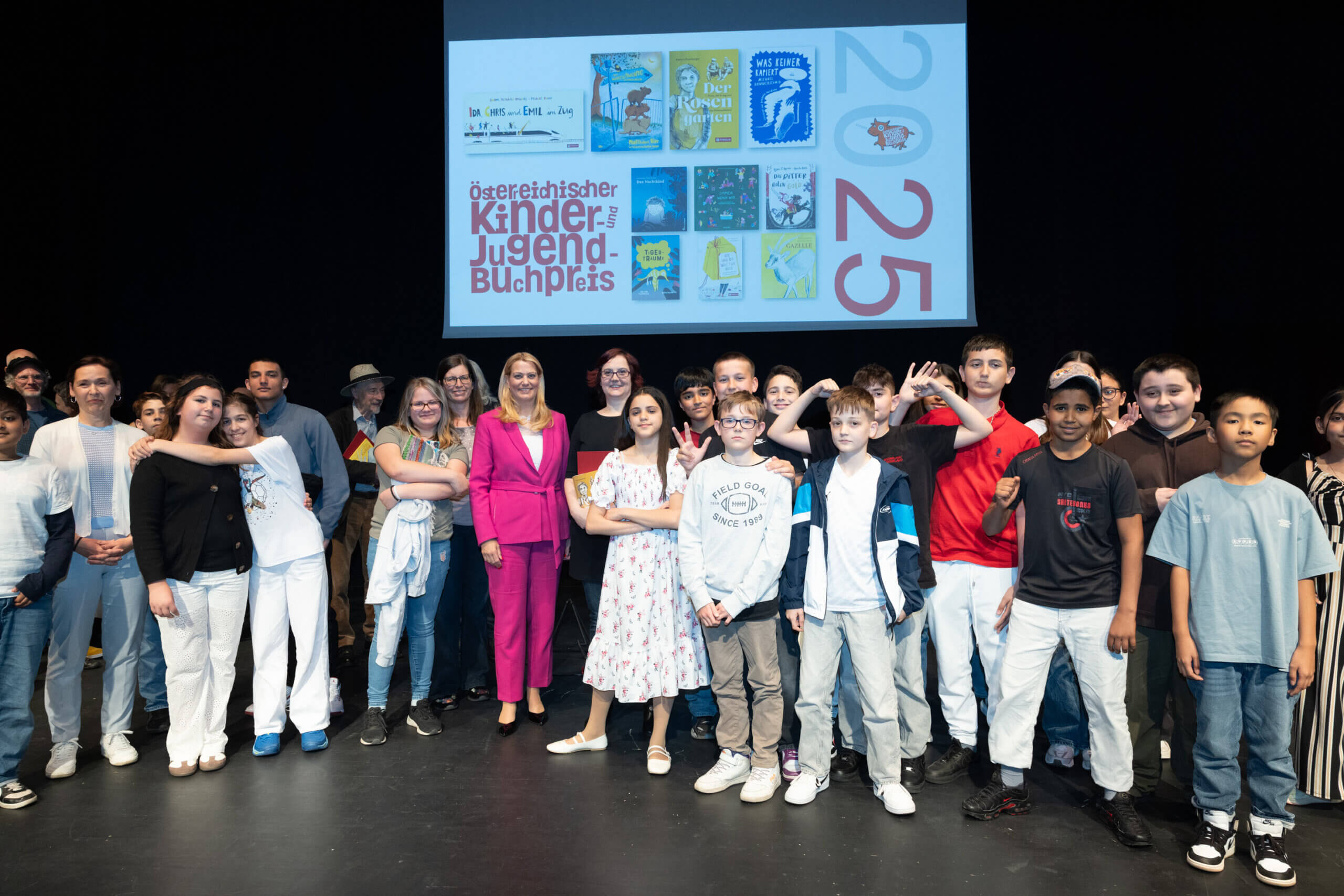 Gruppe von Kindern und Jugendlichen bei der Verleihung des Österreichischen Kinder- und Jugendbuchpreises 2025.