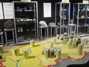 Mineralienausstellung mit Karten-Display und Vitrinen im Museum Oberwart. Ideal für Geologie-Interessierte.