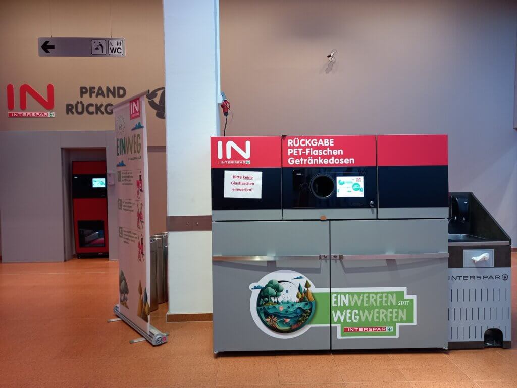 Spar Unterwart©Nicole Matsch Pfandrückgabestation bei Interspar für PET-Flaschen und Getränkedosen, mit Hinweis Einwerfen statt Wegwerfen.