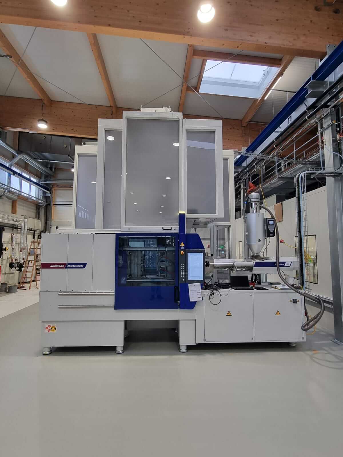 Spritzgussmaschine in moderner Fertigungshalle, Automatisierungstechnik für präzise Kunststoffteile.