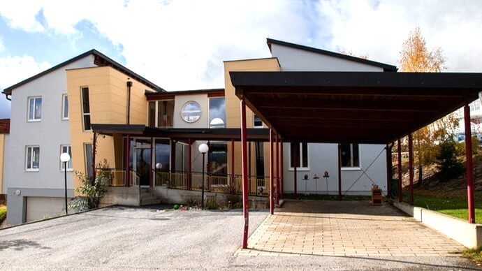 3 LH HB_TWS Vorau_(c)Lebenshilfe Hartberg Modernes Einfamilienhaus mit Carport, großer Einfahrt und zeitgenössischem Design in ruhiger Wohngegend.