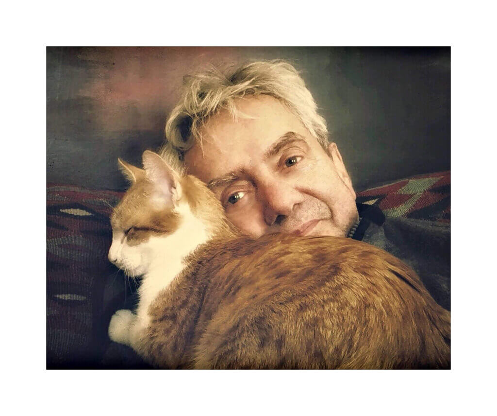 Mann mit schlafender Katze auf der Brust, zeigt liebevolle Bindung. Haustierfreundschaft und Gemütlichkeit im Fokus.