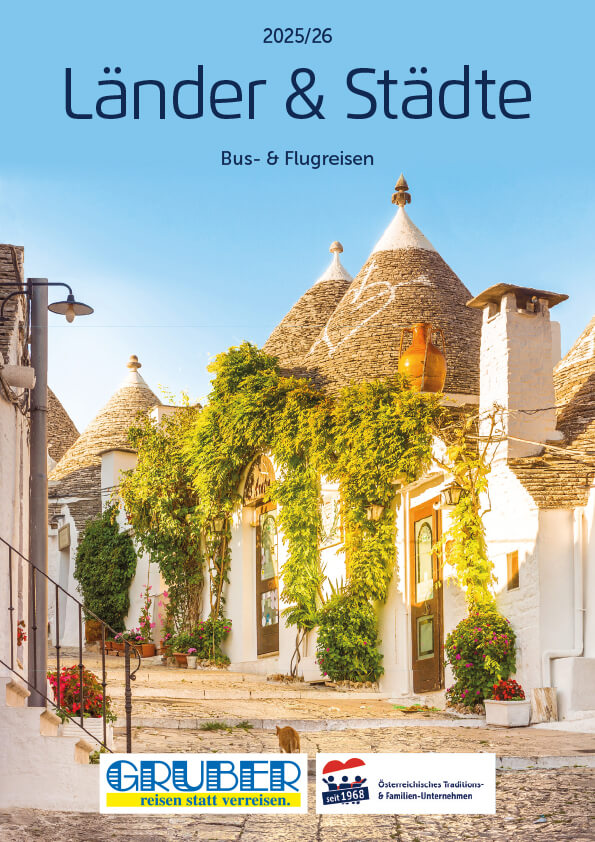 Reisekatalog 2025/26 von Gruber: Bus- und Flugreisen zu zauberhaften Ländern und Städten. Steinhaus mit Rankpflanzen.